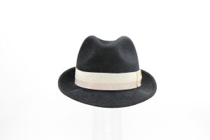 chapeau en feutre de lapin gris clair.