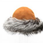 toque en cuir camel et fourrure de renard argenté.