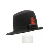 chapeau en feutre de laine noir .