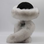Toque en cuir noir et renard polaire avec son col assorti